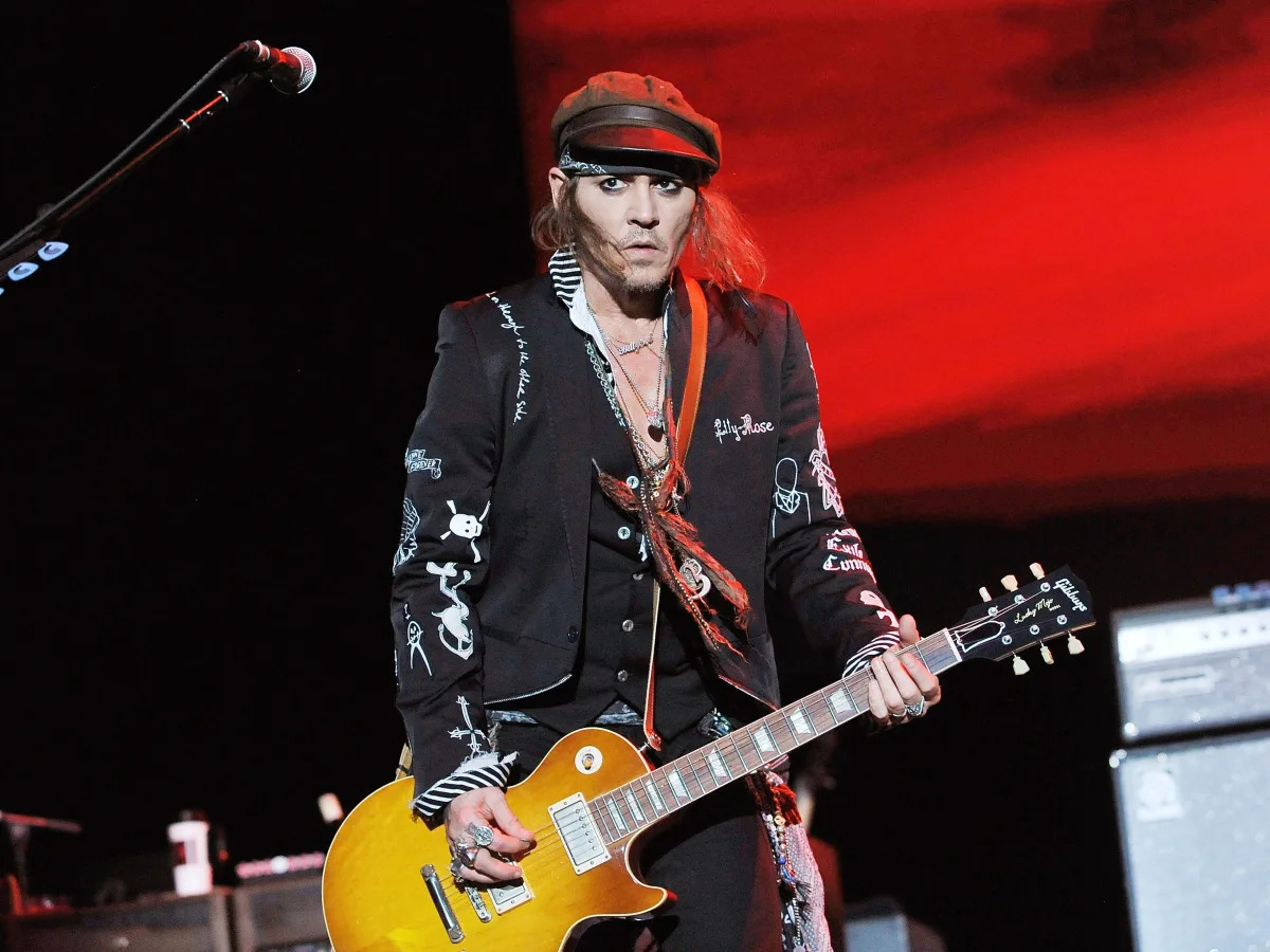 Johnny Depp makes a second surprise appearance on stage in London amid defamatio..