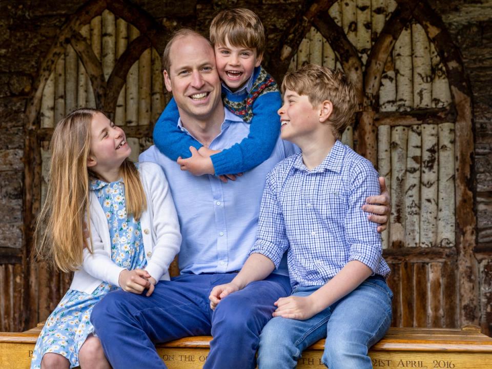 El Príncipe de Gales con sus hijos, la Princesa Charlotte, el Príncipe Louis y el Príncipe George en el Día del Padre (Millie Pilkington/Kensington Pal)