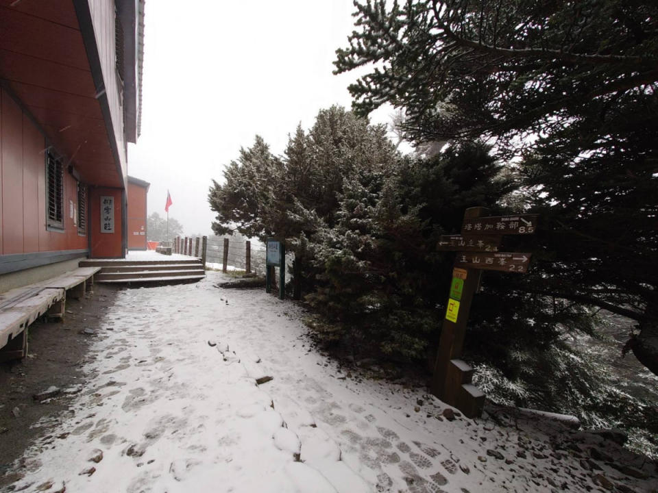 玉山北峰氣象站紀錄到27日3時15分開始降雪（圖／玉山管理處）