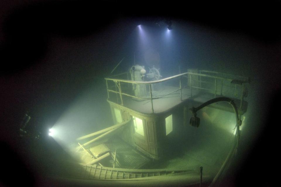 These stunning images reveal the remains of a more than century-old sunken ship that has been preserved beneath freezing Lake Superior. (Photo: Becky Kagan Schott/Caters News)