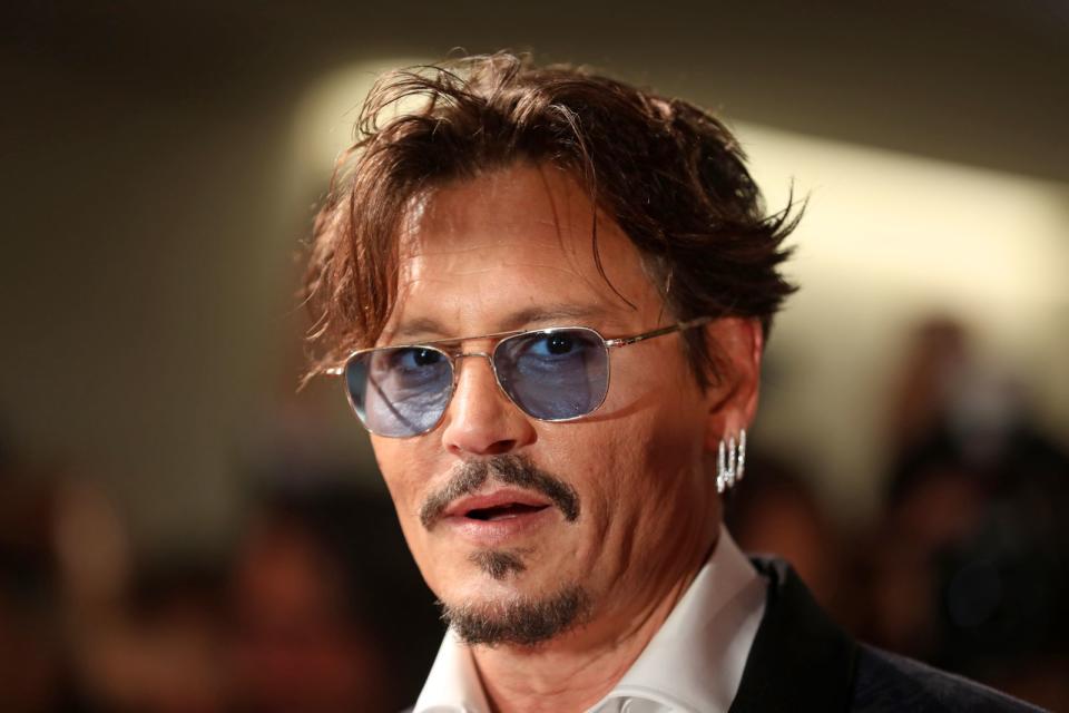 Sogar Johnny Depp hatte einst einen lukrativen Nebenjob. Bei seiner wilden Vergangenheit mit Drogen und Alkohol hätte wohl niemand gedacht, dass der Star aus der "Fluch der Karibik"-Reihe Kugelschreiber am Telefon verkauft hat. (Bild: 2019 Getty Images/Tristan Fewings)