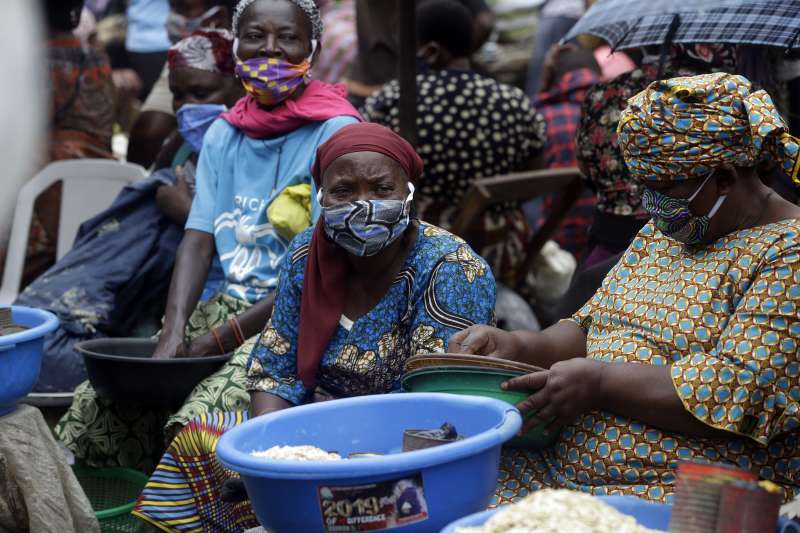 奈及利亞的武漢肺炎疫情嚴峻，第一大城拉各斯的食物小販都戴著口罩（美聯社）