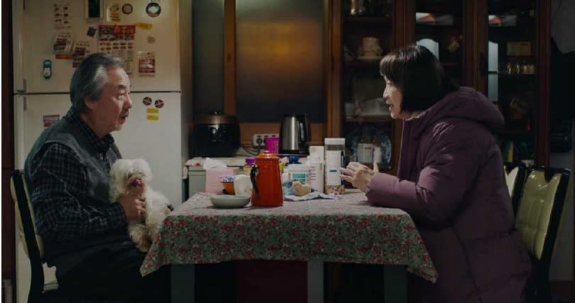   鄭東煥（左）在《花路阿珠媽》中飾演一位熱心的保全大叔，幫助在異國迷路的洪慧芳。（采昌提供）