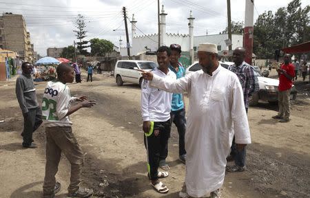 Clive Wanguthi (R), a Muslim leader, talks to boys along the street near a mosque in Muslim-dominated eastleigh neighbourhood in Kenya's capital Nairobi December 9, 2014. REUTERS/Katy Migiro