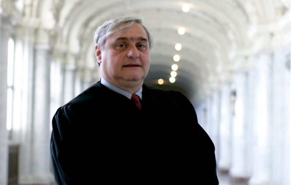 Federal Judge Alex Kozinski announced his retirement on Monday amid allegations of serial sexual misconduct. (Photo: Gina Ferazzi via Getty Images)