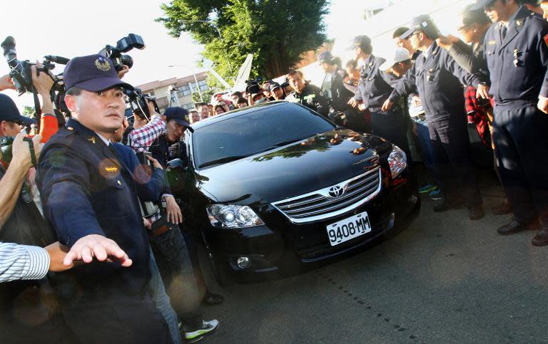 Police block off the crowds as a car transporting former Taiwan president Chen Shui-bian leaves after Chen was freed from prison in Taichung on January 5, 2015