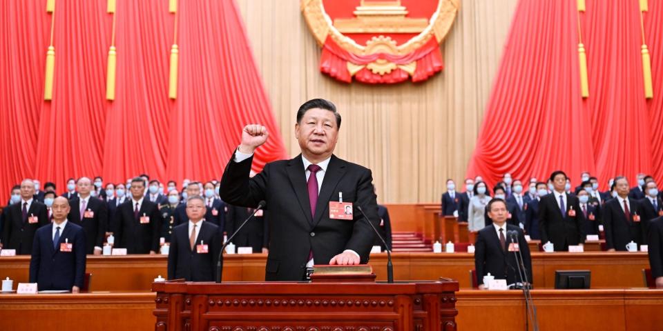 Xi Jinping legt am 10. März 2023 in der großen Halle des Volkes in Peking einen öffentlichen Treueeid auf die Verfassung ab. - Copyright: Xie Huanchi/Xinhua via Getty Images