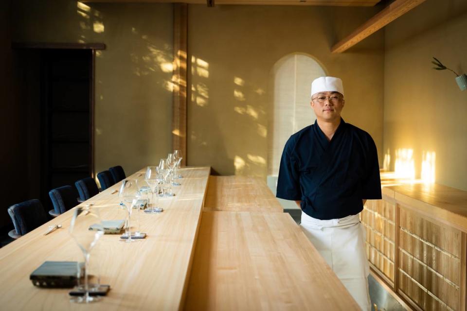 El chef Shingo Akikuni, ex propietario del restaurante Hiden de Wynwood, galardonado con una estrella Michelin, abrió Shingo en el histórico edificio La Palma en Coral Gables en 2023. Acaba de ganar una estrella Michelin.