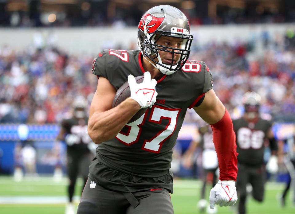 Rob Gronkowski #87 of the Tampa Bay Buccaneers runs the ball during the first half in the game against the Los Angeles Rams at SoFi Stadium on September 26, 2021 in Inglewood, California.