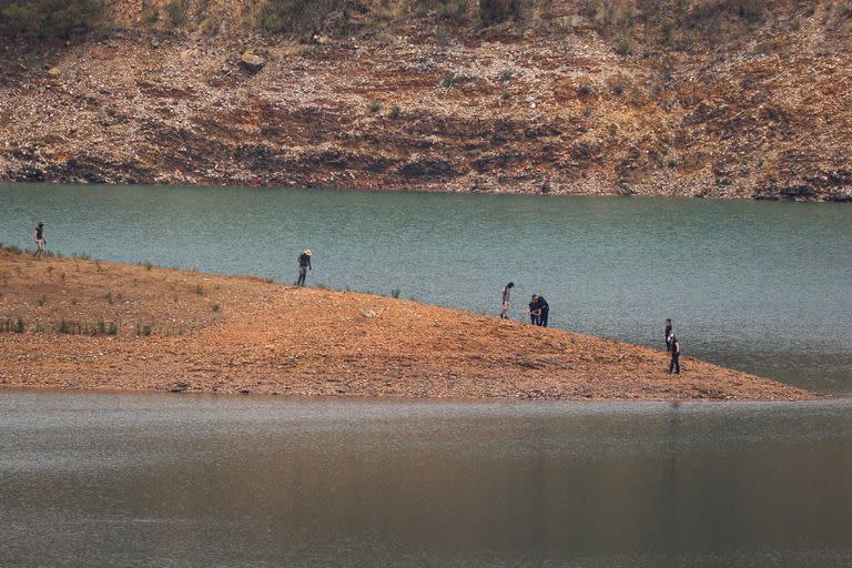 Autoridades portuguesas de la unidad de investigación criminal de la Policía Judicial (PJ) trabajan durante una nueva operación de búsqueda en el marco de la investigación sobre la desaparición de Madeleine McCann (Maddie) en la presa de Arade, en Silves, cerca de Praia da Luz, el 23 de mayo de 2023. 