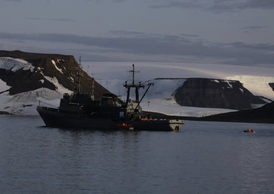 The Altai sitting offshore as a landing craft moves in