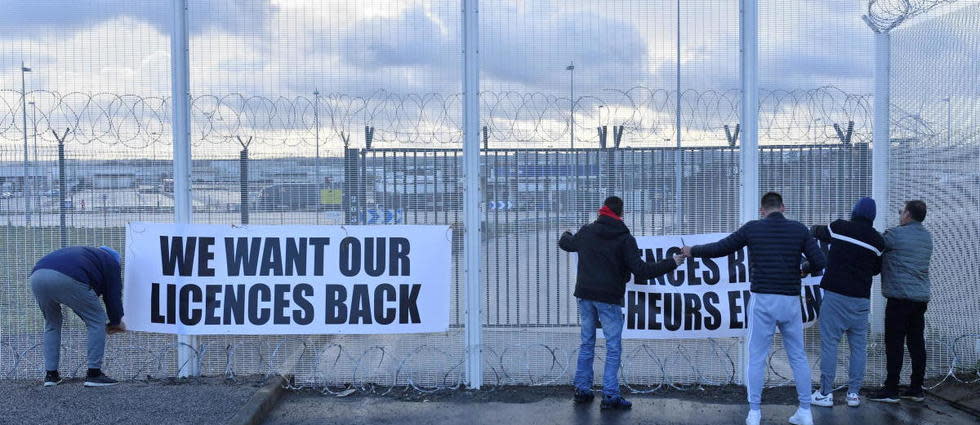 Les pêcheurs français ont bloqué le tunnel sous la Manche vendredi 26 novembre. Ils réclamaient le respect des accords du Brexit et l'octroi de licences de pêche dans les eaux britanniques. 
