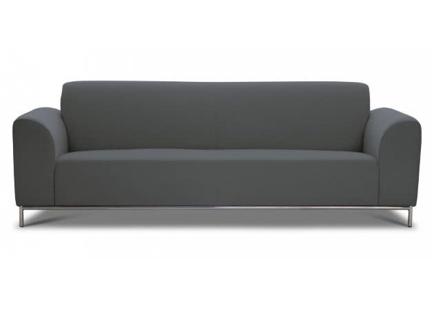 Klassisch, dezent und ganz ohne Schnickschnack – das ist das Sofa „Glanzstück“. Durch das zurückhaltende Design kommt das zierliche Untergestell aus hochglanzpoliertem Edelstahl perfekt zur Geltung. Sitz- und Rückenflächen sind durchgehend gepolstert, so dass eine besonders bequeme Liegefläche ohne Zwischenfugen entstanden ist. Das „Glanzstück“ ist in vielen verschiedenen Farben und Stoffen erhältlich. Gesehen für 899 Euro bei www.sitzfeldt.com.