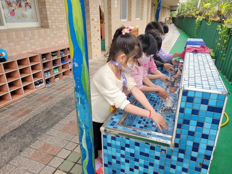 桃園衛生局：腸病毒進入流行期 桃園市衛生局24日指出，桃園腸病毒門急診就診人次 已連續3週超過流行閾值，代表進入流行期，目前已 完成桃園市198間國小及636間幼兒園洗手設備及腸病 毒防疫措施查核作業。 （桃園市衛生局提供） 中央社記者葉臻傳真  113年4月24日 