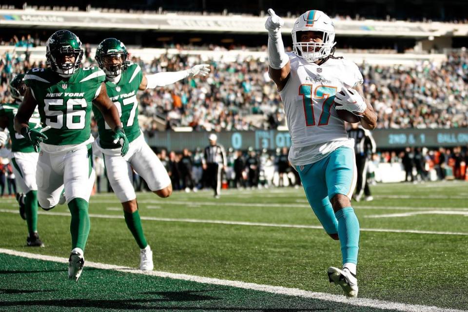 EAST RUTHERFORD, NEW JERSEY - NOVEMBER 21: Jaylen Waddle #17 of the Miami Dolphins carries the ball for a touchdown in the first quarter in the game against the New York Jets at MetLife Stadium on November 21, 2021 in East Rutherford, New Jersey. (Photo by Sarah Stier/Getty Images)