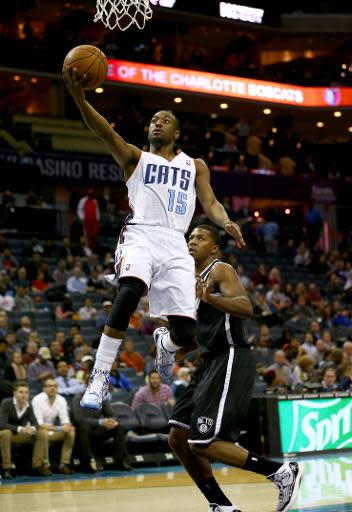 El base de los Charlotte Bobcats, Kemba Walker, se dispone a dejar una bandeja en el aro de Brooklyn Nets, en el partido de la jornada del miércoles 20 de noviembre en la NBA jugado en el Charlotte, Carolina del Norte (Getty/AFP | Streeter Lecka)