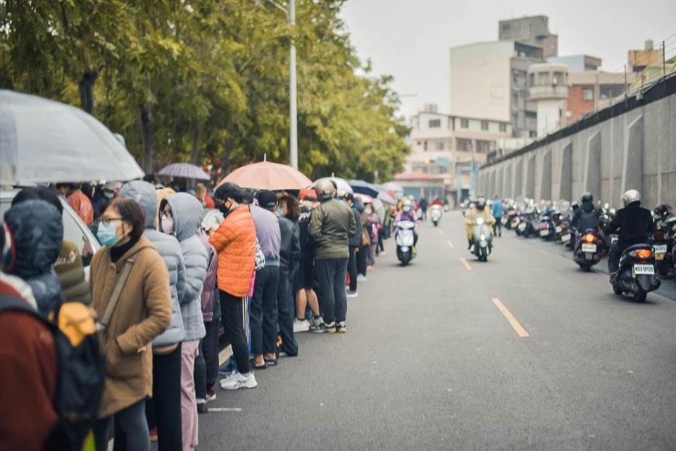 民進黨新竹市黨部主委陳建名、民進黨中央黨部發言人劉康彥，7日在民富福德宮發放免費鳳梨，吸引大批民眾排隊。（圖／摘自劉康彥臉書）