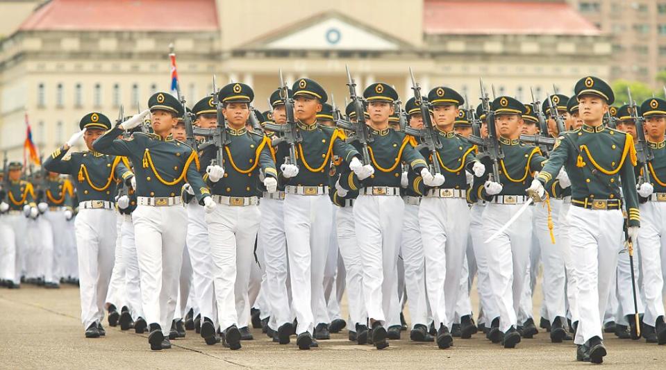 陸軍官校16日將舉行黃埔建軍百年校慶，退輔會主委嚴德發5日表示，赴陸的退伍軍人不超過百人。圖為陸軍官校93周年校慶典禮分列式操演。（本報資料照片）