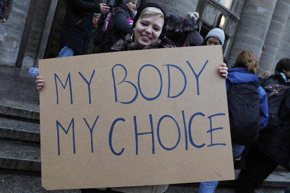 “Mein Körper, meine Entscheidung”: Wie werden Frauen in Sachen Abtreibung beeinflusst? (Bild: Getty Images/Michele Tantussi)