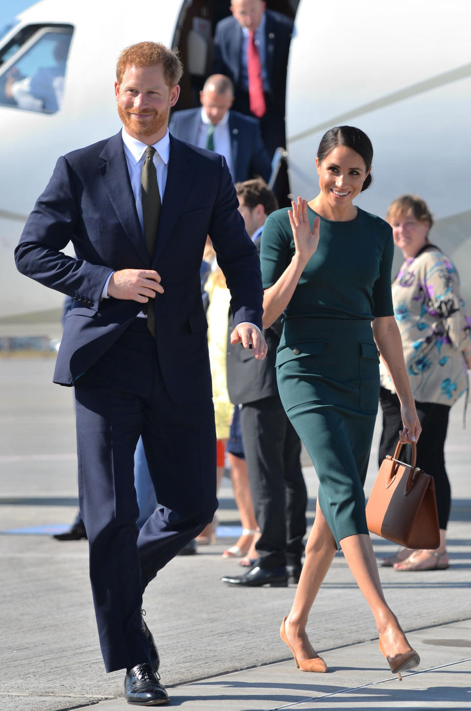 <p>Für die Ankunft zu ihrem Irland-Besuch trug die Herzogin von Sussex ein grünes Givenchy-Kleid und eine Midi-Tote von Strathberry. <em> [Foto: PA]</em> </p>