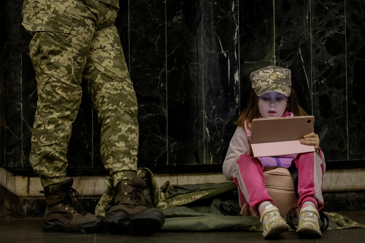 People shelter inside a subwBei einem Luftangriff auf Kiew suchen diese beiden Personen Schutz in einem U-Bahntunnel (Bild: REUTERS/Alina Smutko)y station during an air raid alert, amid Russia's attack on Ukraine, in Kyiv, Ukraine May 4, 2023. REUTERS/Alina Smutko     TPX IMAGES OF THE DAY