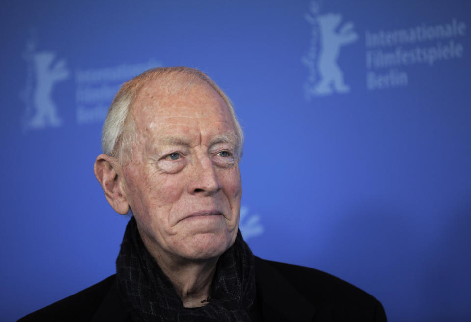 En esta foto del 10 de febrero de 2012, el actor Max von Sydow posa con motivo de la presentación del filme "Extremely Loud and Incredibly Close" durante el Festival Internacional de Cine de Berlín. Von Sydow, conocido entre los seguidores del cine independiente por su trabajo con el director sueco Ingmar Bergman y por los cinéfilos del mundo como el sacerdote en el clásico del terror “El exorcista”, falleció el domingo 9 de marzo del 2020. Tenía 90 años. (AP Foto/Gero Breloer, Archivo)