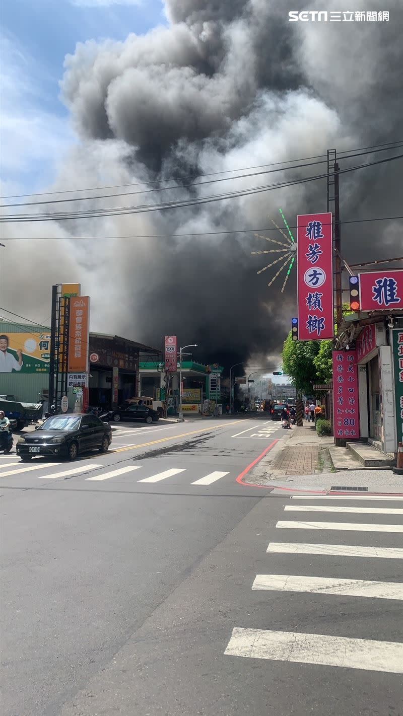 現場竄出大量濃煙。（圖／民眾提供）