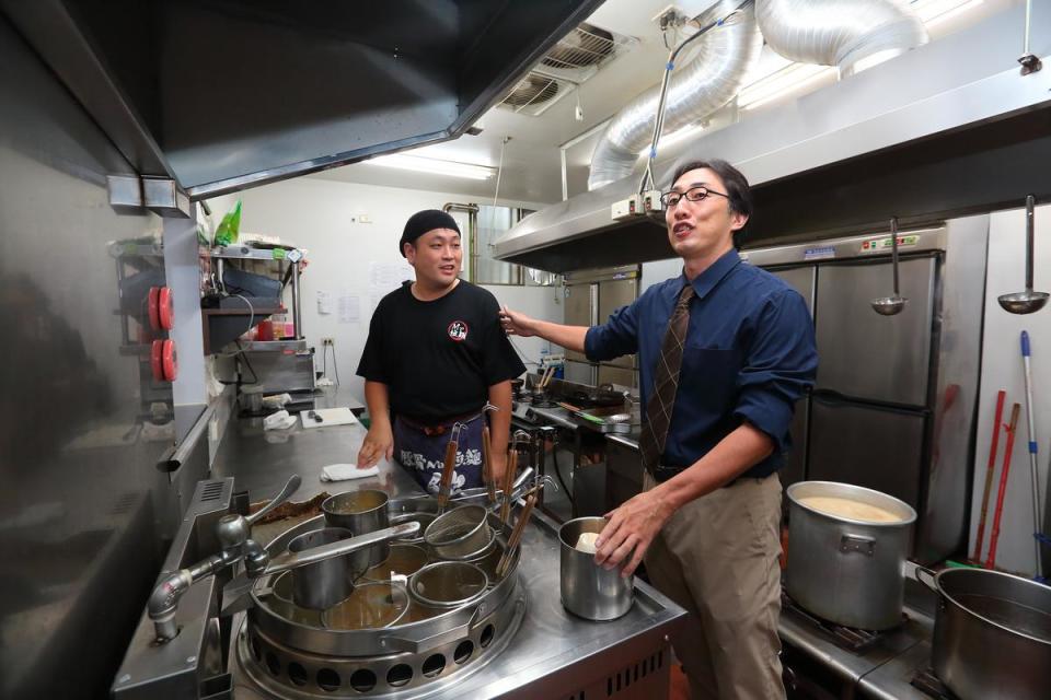 近年鮮少下廚煮麵的野崎孝男，靠在日本吃到的口味，請原是廚師的店長調整。