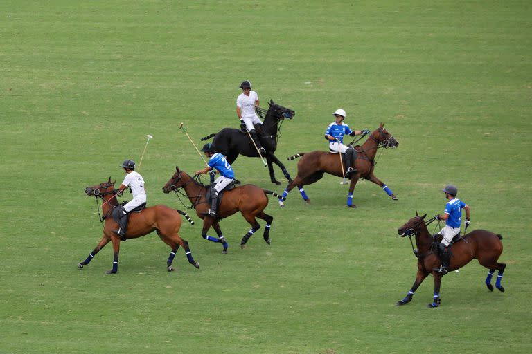 La cancha 1 de Palermo, en Cría La Dolfina vs. Ellerstina; Hilario Ulloa, el 2 de la Z (casco negro, camiseta azul), fue halagüeño para con el estado del suelo en el Campeonato Argentino Abierto.