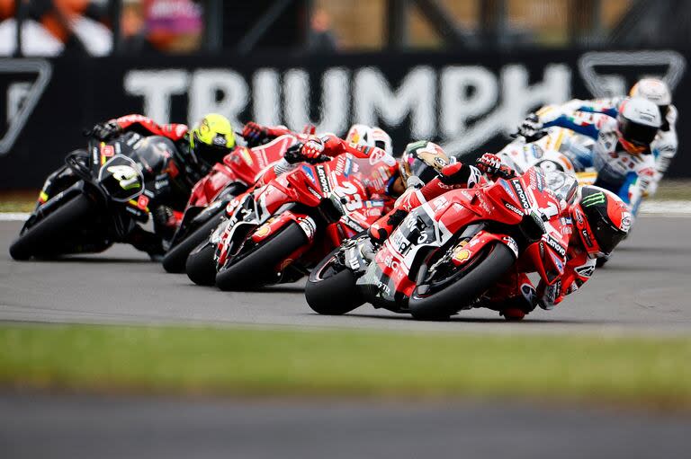 Francesco Bagnaia comanda el pelotón en Silverstone, donde el equipo oficial Ducati logró el quinto triunfo consecutivo de la temporada con Enea Bastianini