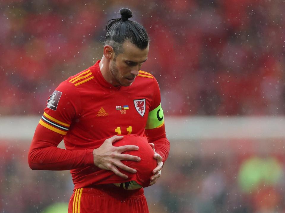 Gareth Bale lines up the free-kick... (Action Images)