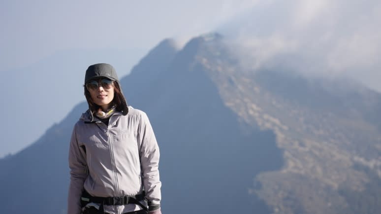 為了節目開場，舒夢蘭克服高山症攀登台最高峰-玉山主峰3952M，後方為玉山北峰。（圖／東森新聞）