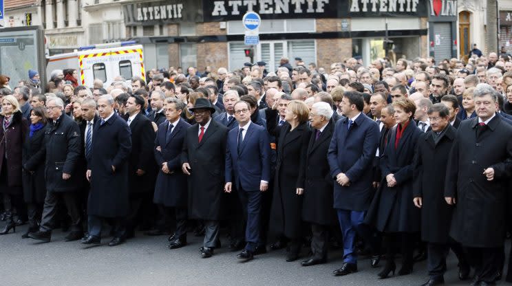 <p>Quatre jours après l’attentat qui a touché la rédaction de Charlie Hebdo, François Hollande prend la tête d’un immense cortège à Paris pour la Marche républicaine, en forme de soutien à la liberté d’expression. À ses côtés figurent des personnalités politiques venues de l’étranger, comme Angela Merkel, Mariano Rajoy, Matteo Renzi ou encore Benyamin Netanyahou. (Photo : AFP)</p>