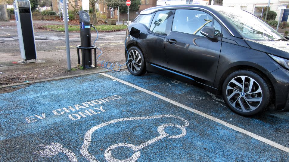 According to HSBC, carmakers in the United Kingdom and the United States are having to offer discounts and cheap financing to counter weaker-than-expected demand for electric vehicles. - Keith Mayhew/SOPA Images/LightRocket/Getty Images