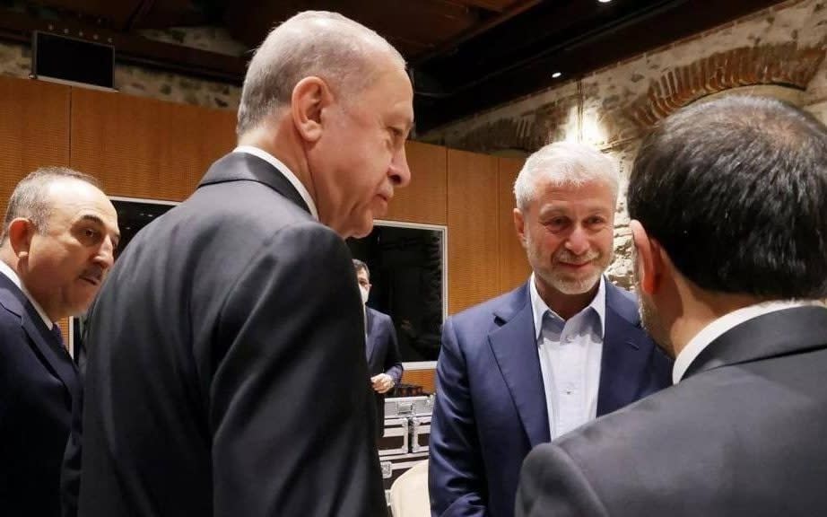 Turkish President Tayyip Erdogan (second left) with Roman Abramovich (Second right) before face-to-face talks between Russian and Ukrainian negotiators in Istanbul, Turkey