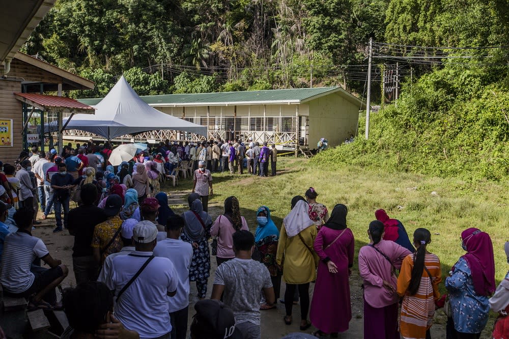 Voters wearing protective masks queue up to cast their votes during the Sabah state election in SK Pulau Gaya September 26, 2020. — Picture by Firdaus Latif