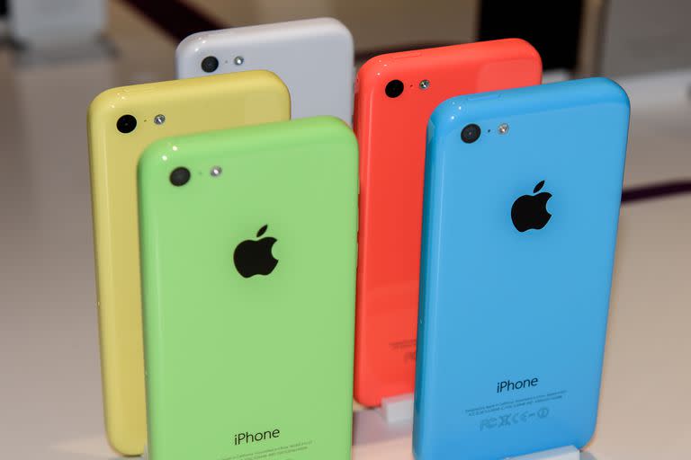 El iPhone 5c fue presentado en 2013; junto con el iPhone 5 se quedará fuera de WhatsApp, ya que la compañía deja de dar soporte a iOS 10 e iOS 11