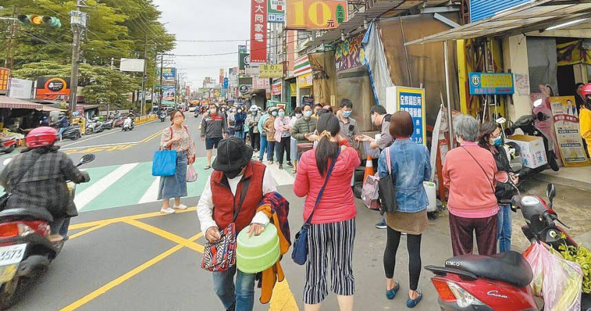 民進黨立委鄭運鵬向民眾喊話「沒有必要囤積快篩試劑」，引發國民黨立委陳玉珍不滿，直言「明明百姓就是拿不到快篩劑」。圖為桃園民眾排隊買快篩試劑。（呂筱蟬攝）