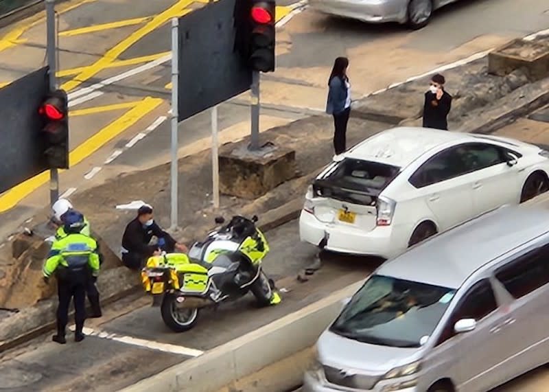 警察電單車與私家車相撞。