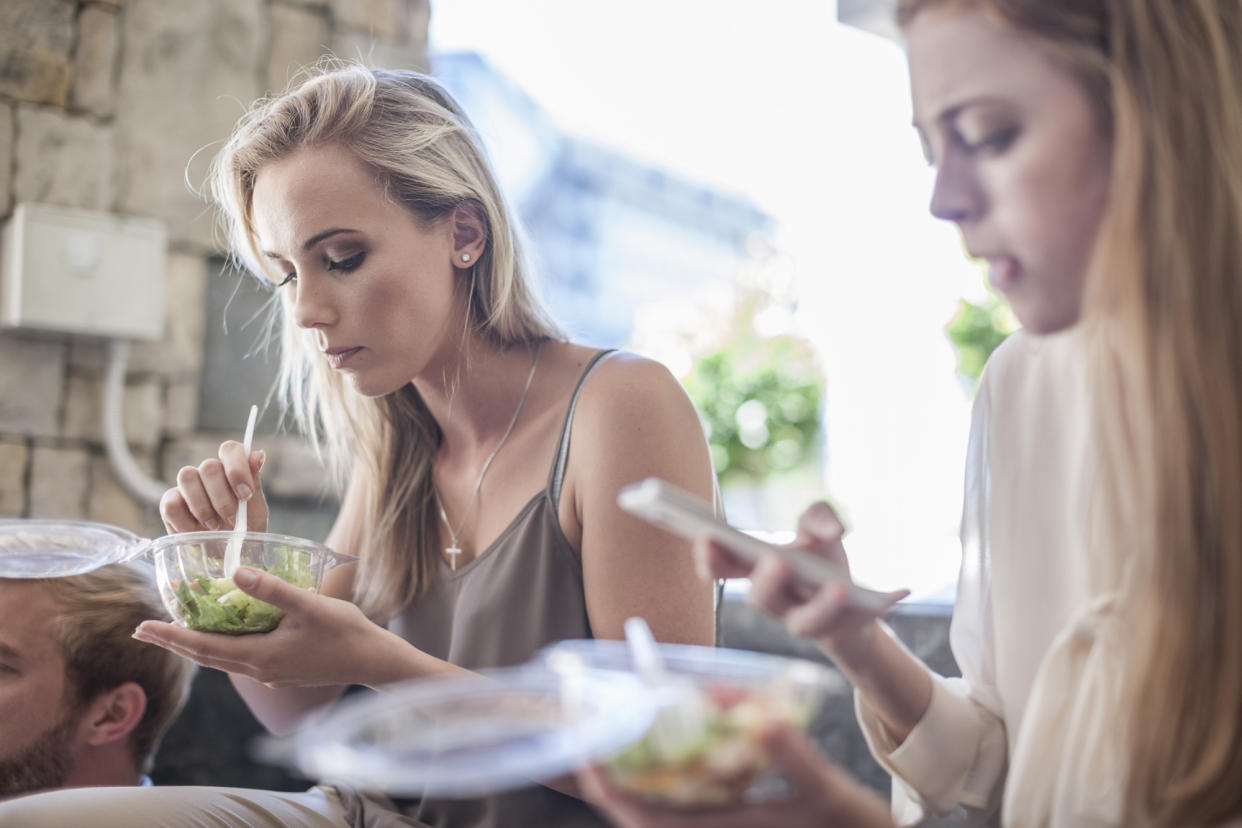 Der moderne Mensch nimmt täglich Mikroplastik in seinen Organismus auf. (Symbolbild: Getty Images)