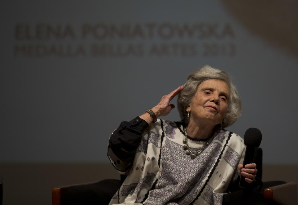 La escritora Elena Poniatowska habla durante una rueda de prensa antes de recibir la Medalla Bellas Artes 2013 en la Ciudad de México el martes 25 de marzo de 2014. (Foto AP/Rebecca Blackwell)