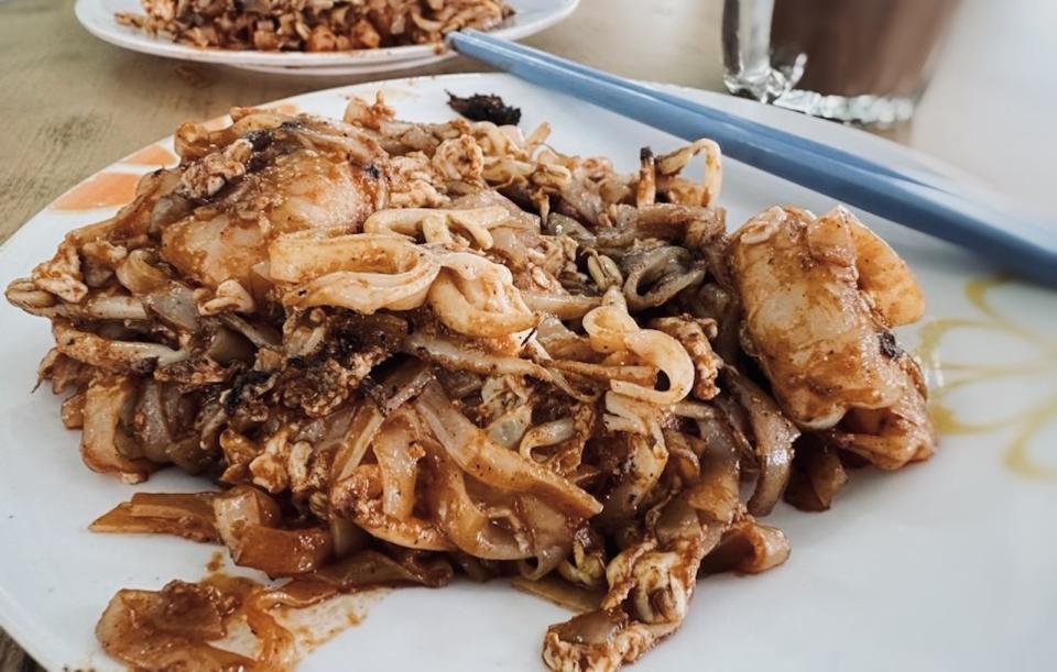 A picture of Penang fried kuey teow on a plate.