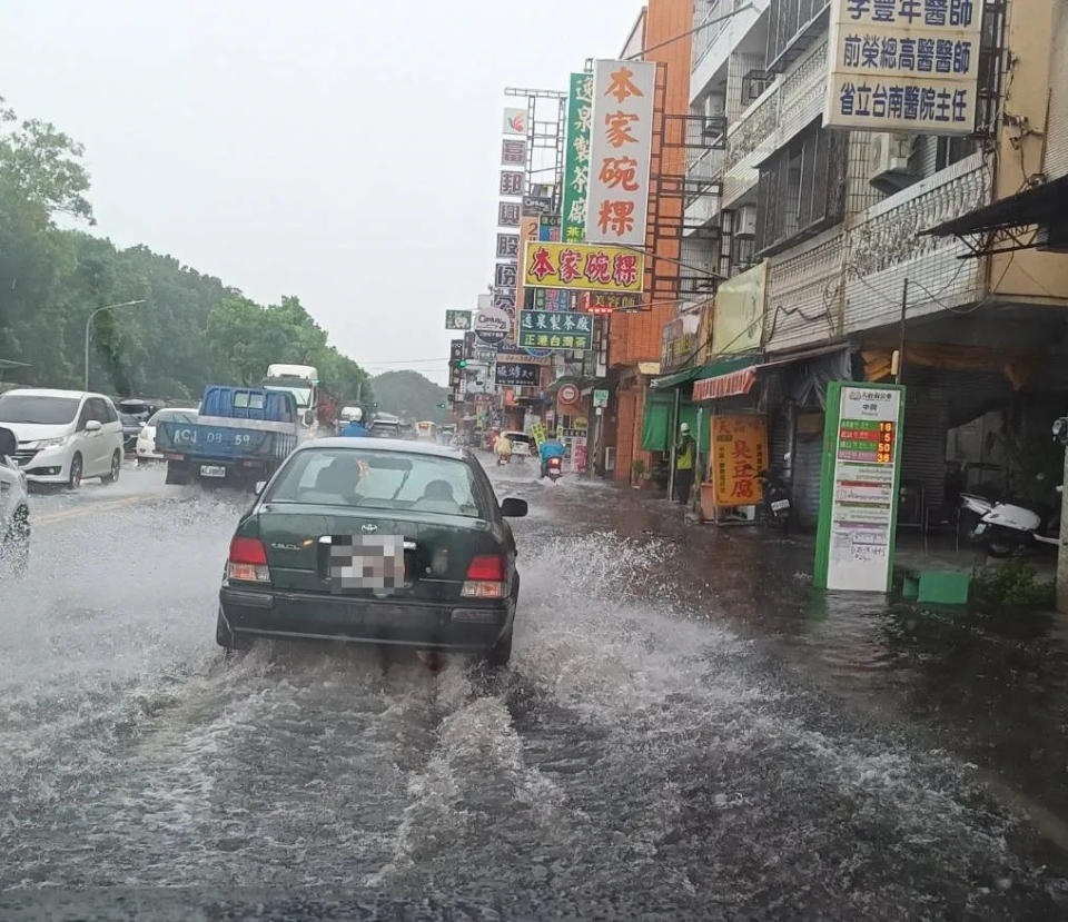 <strong>台南市永康區永大路二段15日因大雨淹水，車輛涉水而過還有浪花。（圖／中天新聞）</strong>