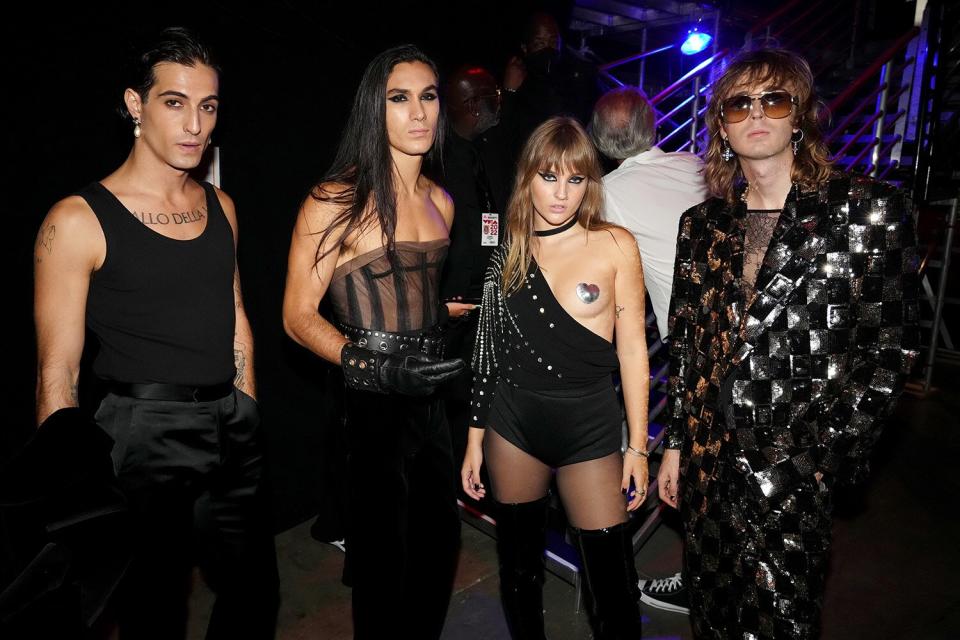 Damiano David, Ethan Torchio, Victoria De Angelis and Thomas Raggi of Måneskin poses backstage at the 2022 MTV VMAs