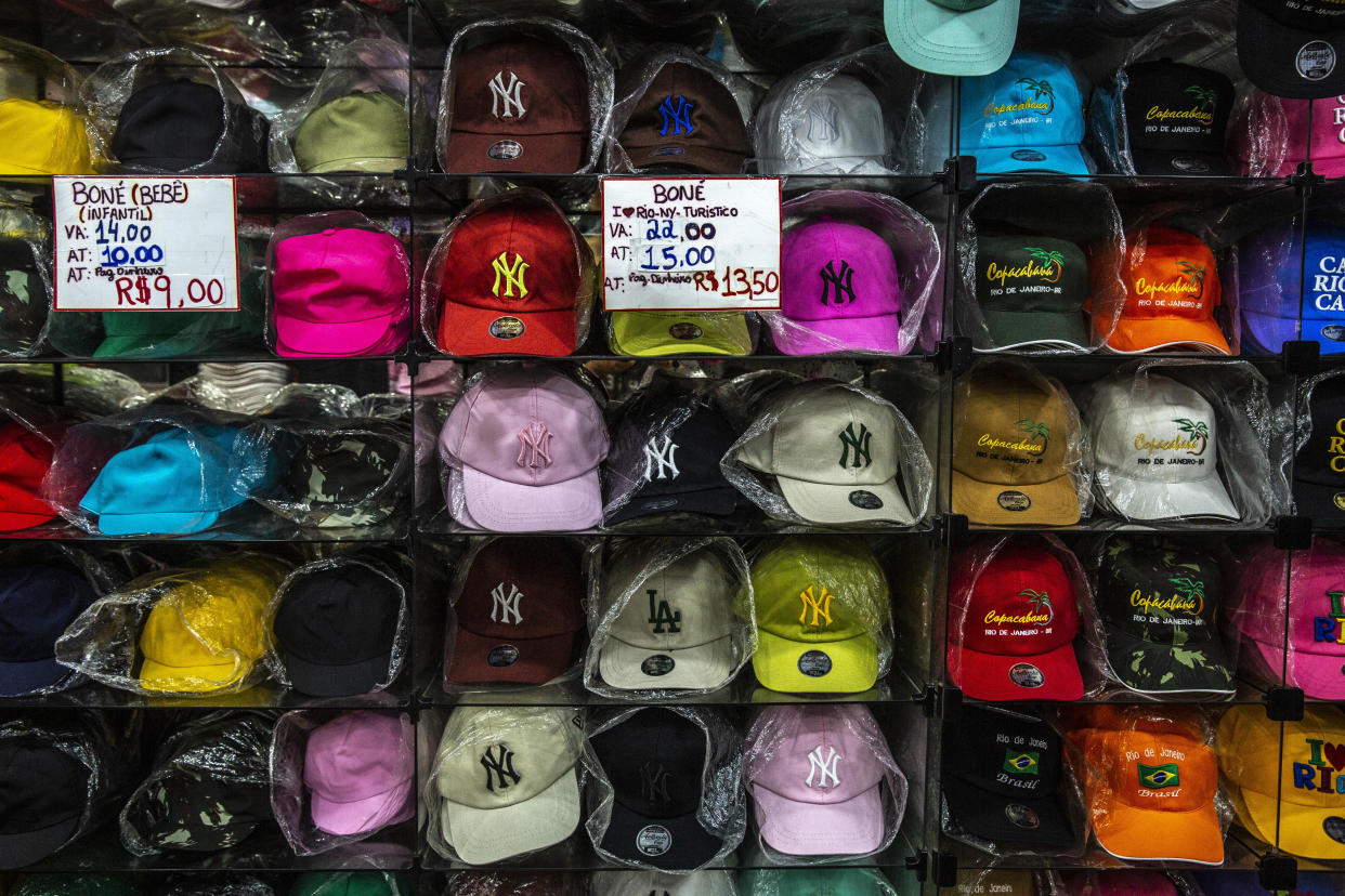 Una gran selección de gorras piratas de los Yankees en un puesto en Río de Janeiro. (Dado Galdieri/The New York Times)