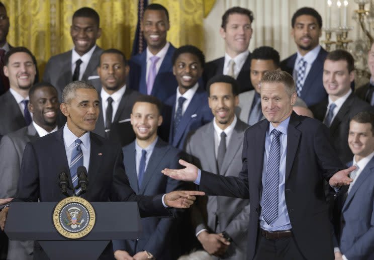 Steve Kerr shrugs in the direction of Barack Obama during the Warriors' 2016 White House visit. (AP)