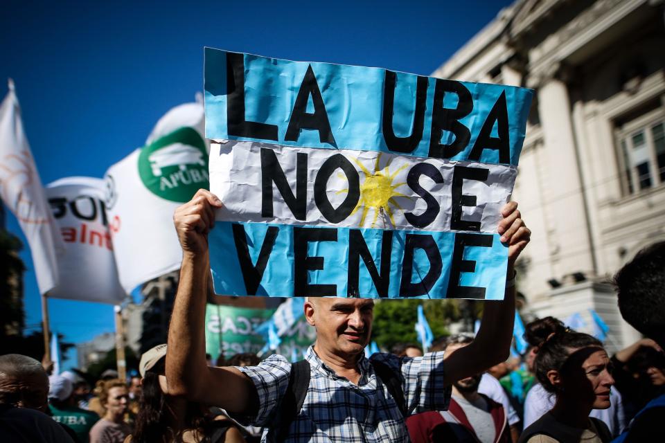 Un manifestante con un cartel