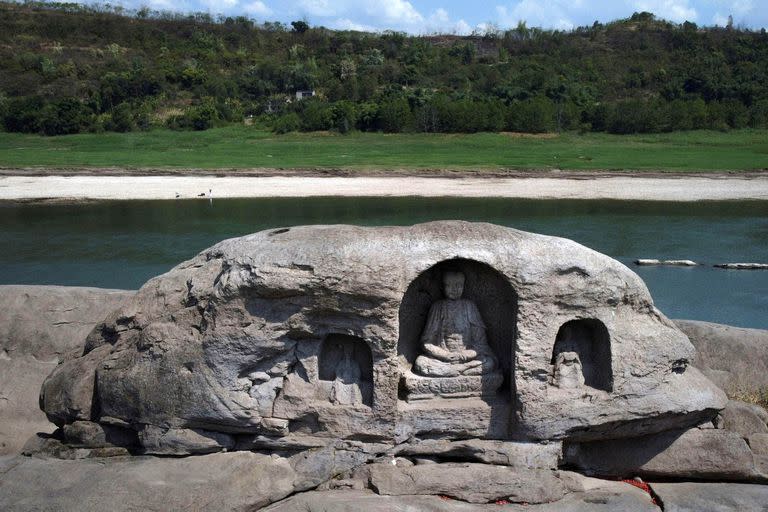 Se encontraron estatuas de 6 siglos de antigüedad por la bajante del río Yangtze por la sequía en China