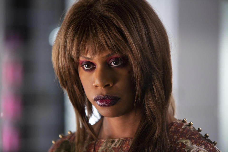 En esta imagen difundida por Hulu, Laverne Cox en una escena de "Bad Hair", una película de terror y comedia sobre una mujer tratando de abrirse camino en la escena musical de los 80 y usa una peluca demoníaca. Se estrena el viernes en Hulu. (Tobin Yellan/Hulu vía AP)