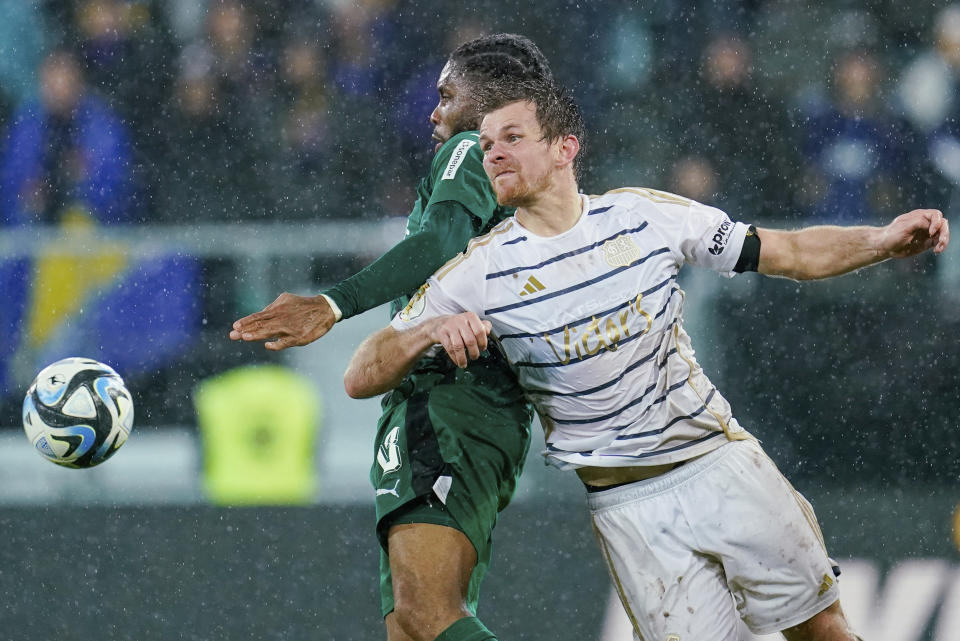 Monchengladbach's Jordan, left, and Saarbrucken's Manuel Zeitz battle for the ball during the German Cup quarterfinal soccer match between FC Saarbrucken and Borussia Monchengladbach at Ludwigspark Stadium, Saarbrucken, Germany, Tuesday March 12, 2024. (Uwe Anspach/dpa via AP)